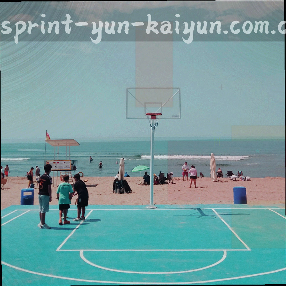 更衣室内的球鞋、战术板与记号笔特写，冷色调灯光，不出现人物面部